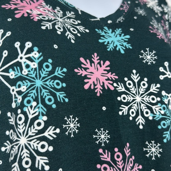 Celebrate together XS V-neck, short sleeve green pink white snowflake T-shirt - Picture 2 of 4